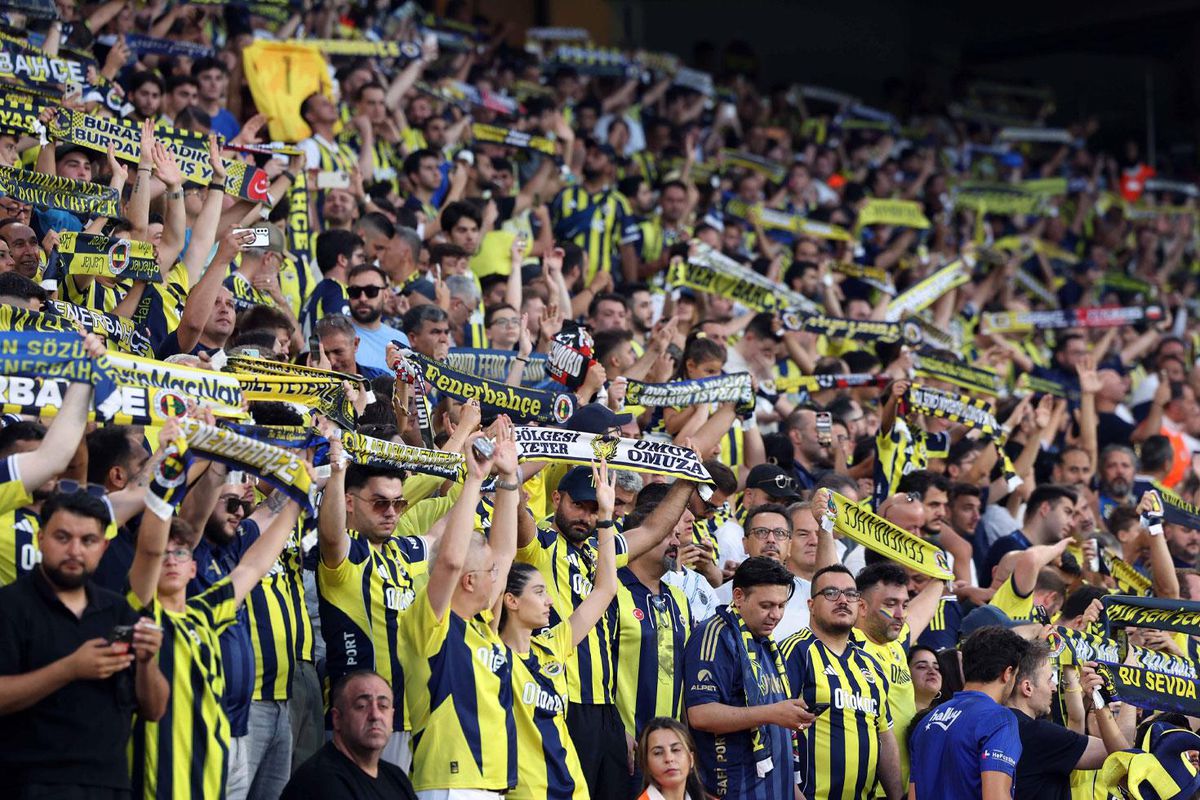 Fenerbahçe\'den kadın ve çocuk taraftarlarına jest