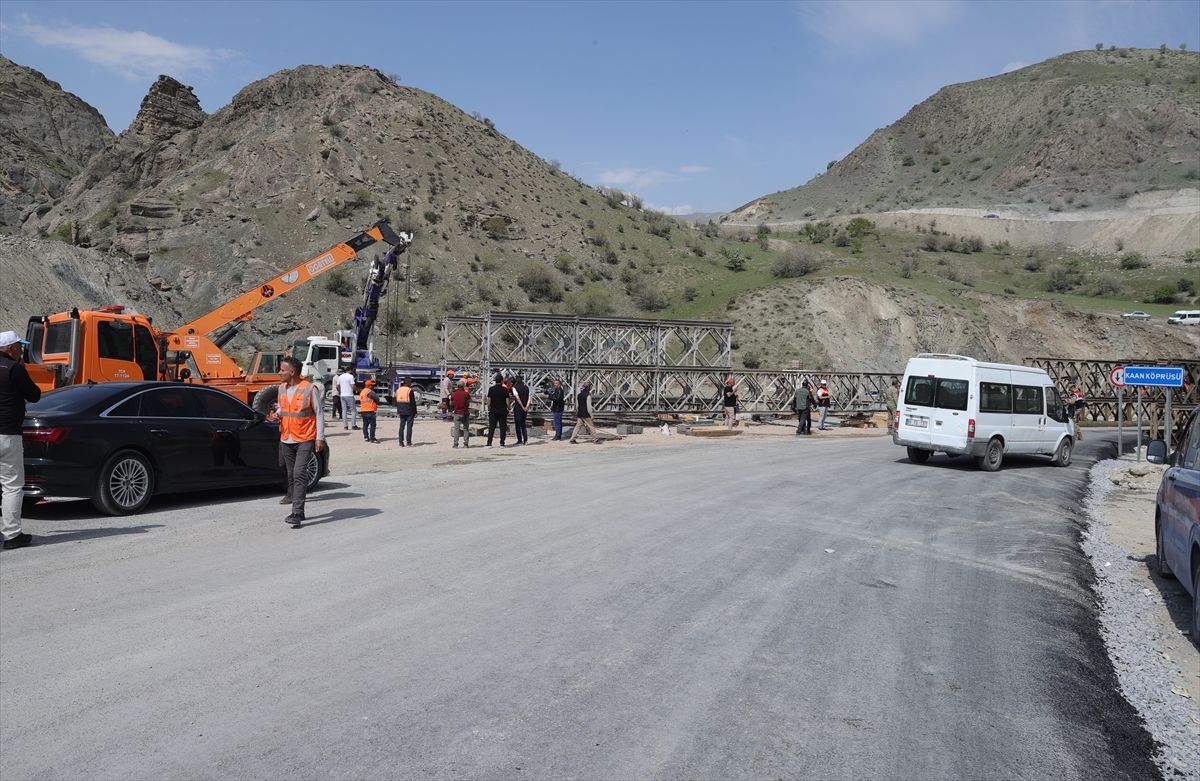Hakkari\'deki Heyelan İçin Alternatif Köprü ve Yol Çalışmaları