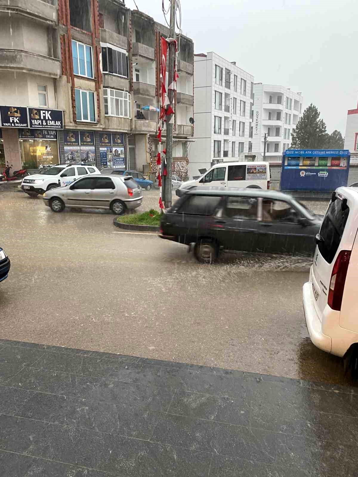 Kavak\'ta Sağanak Yağış Hayatı Olumsuz Etkiledi