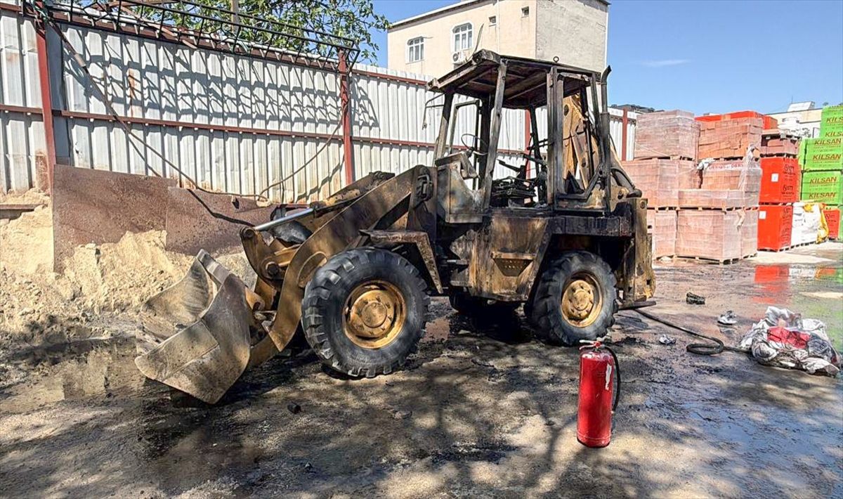 Küçükçekmece\'de İş Makinesi Yangını