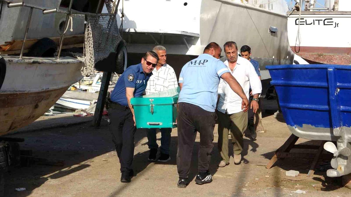 Mersin\'de Balıkçı Barınağında Erkek Cesedi Bulundu