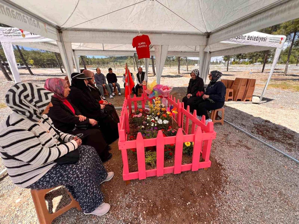 Almina\'nın mezarı pembeye boyandı
