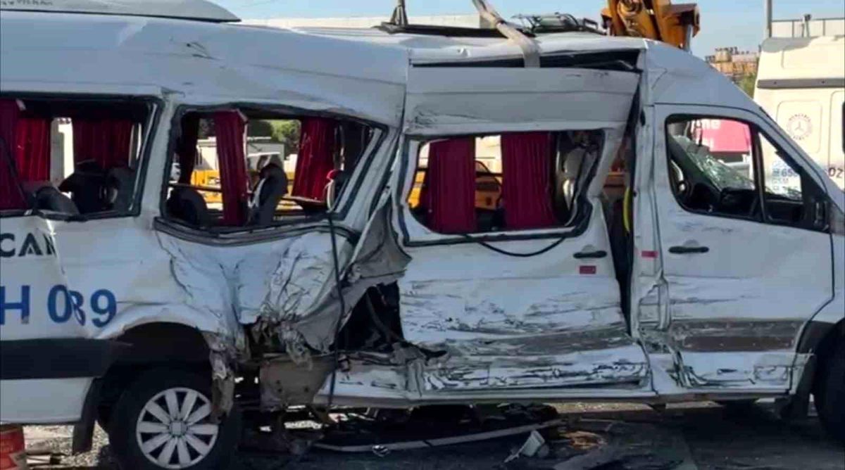 Çayırova\'da İşçi Servisi Tıra Çarptı: 8 Yaralı