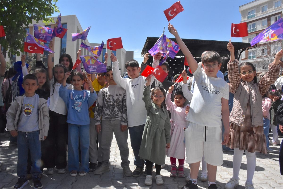 23. Akdamar Tiyatro Şenliği Van\'da Başladı