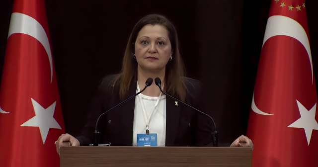 Burcu Köksal AK Parti'de! Rozetini Erdoğan taktı, ilk sözleri manidar
