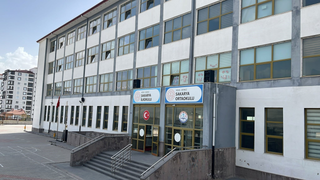 Niğde'de 27 Öğrenci Zehirlendi İhtimaliyle Hastaneye Kaldırıldı