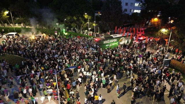 Şehir yandı! Şampiyon olan takımlarını krallar gibi karşıladılar
