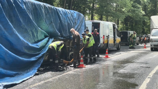 İETT otobüsü alev alev yandı! Şoför 25 yolcuyu tahliye etti