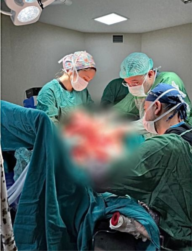 Sivas’ta sıra dışı ameliyat: Hastanın vücudundan 7.5 kiloluk kitle çıkarıldı