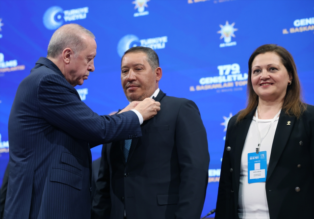 Burcu Köksal AK Parti'de! Rozetini Erdoğan taktı, ilk sözleri manidar