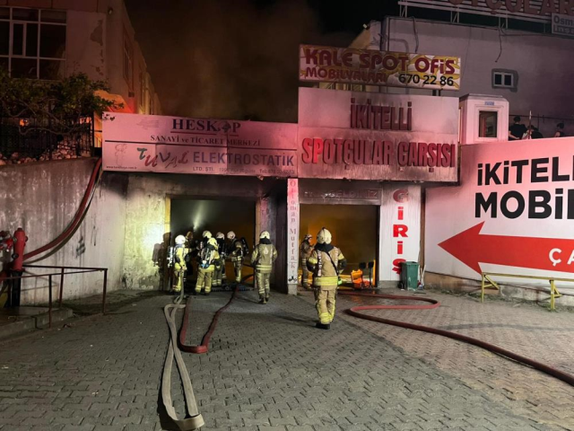 İstanbul'da büyük yangın! Çok sayıda dükkan hasar gördü