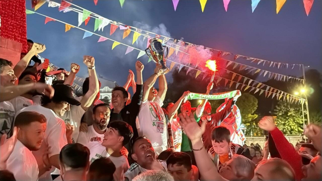 Şehir yandı! Şampiyon olan takımlarını krallar gibi karşıladılar