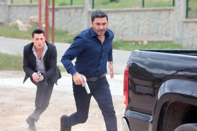 Uzak Şehir'deki kamyonet sahnesine tepki yağdı: Hint dizileri gibi olmuş