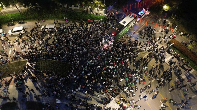 Şehir yandı! Şampiyon olan takımlarını krallar gibi karşıladılar