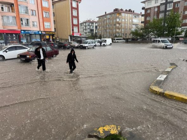 7 kentimizi sel ve dolu vurdu, hayat durma noktasına geldi