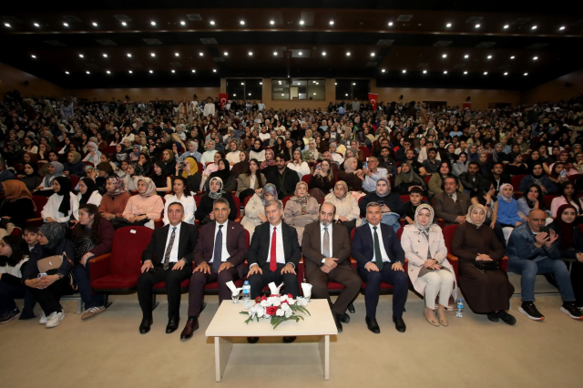 Şair ve yazar Ömer Demirbağ AİÇÜ’de öğrencilerle buluştu