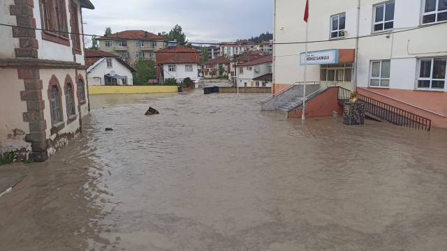 7 kentimizi sel ve dolu vurdu, hayat durma noktasına geldi