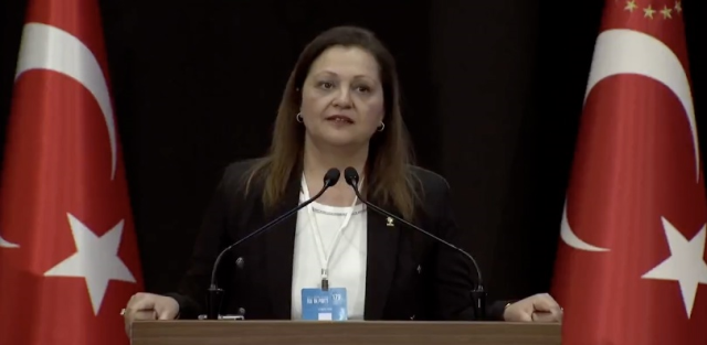 Burcu Köksal AK Parti'de! Rozetini Erdoğan taktı, ilk sözleri manidar