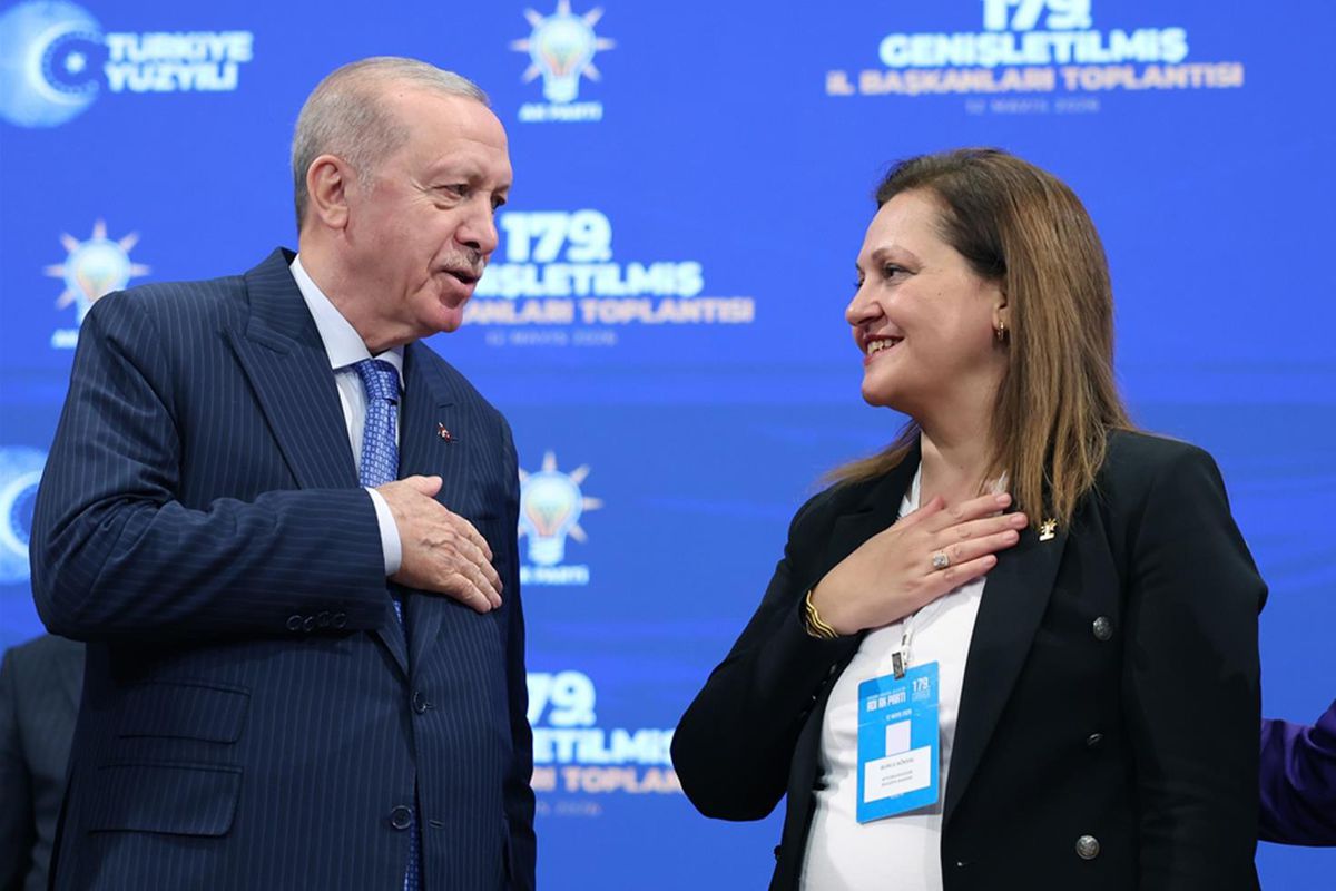 Burcu Köksal AK Parti\'de! Rozetini Erdoğan taktı, ilk sözleri manidar