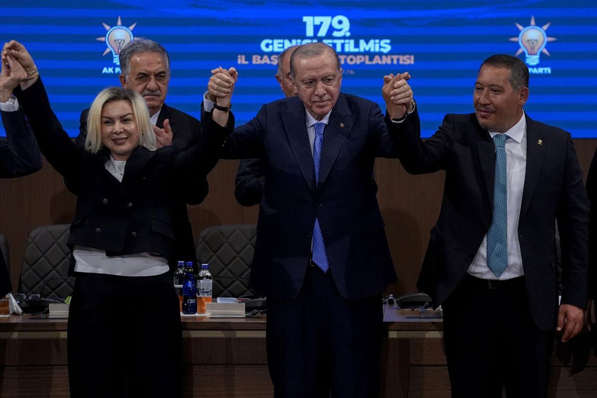 Afyonkarahisar\'da Burcu Köksal ile birlikte 8blediye meclis üyesi AK Parti\'ye geçti