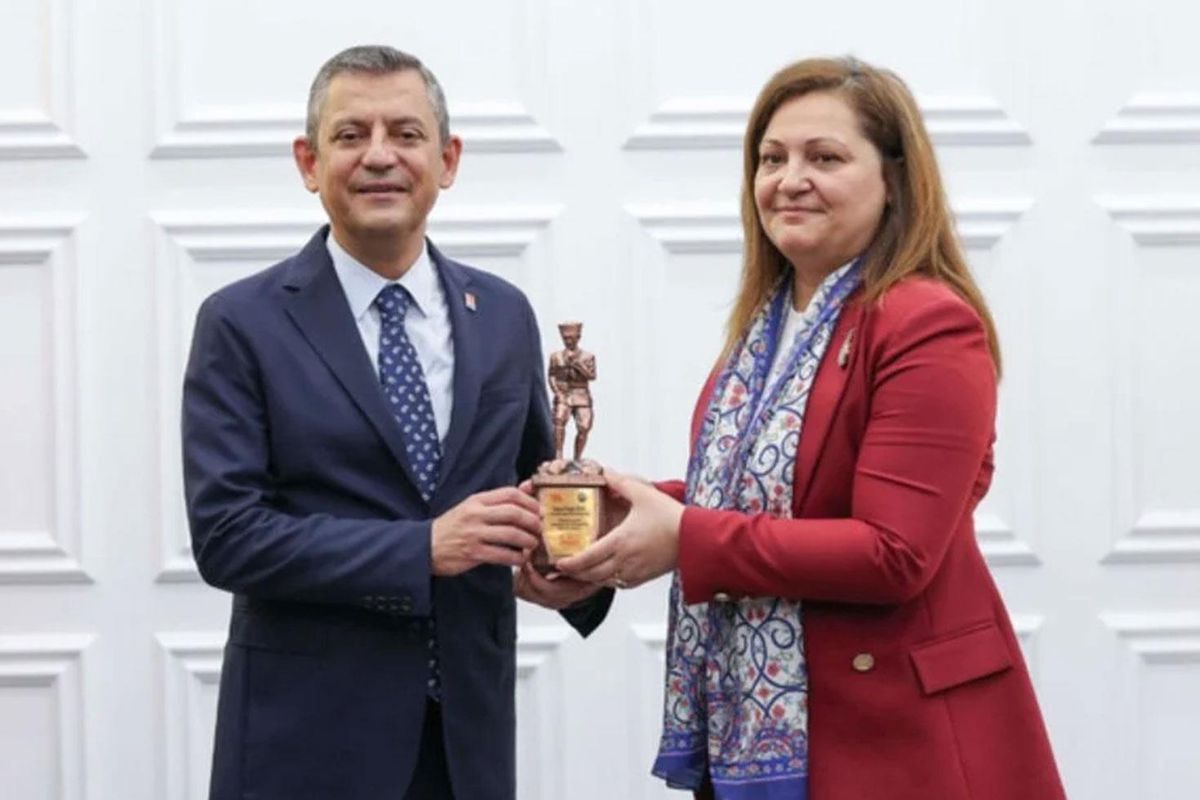 AK Parti\'ye geçen Burcu Köksal\'dan CHP lideri Özgür Özel\'e: Gecenin saat kaçında ne yazacağı belli olmuyordu
