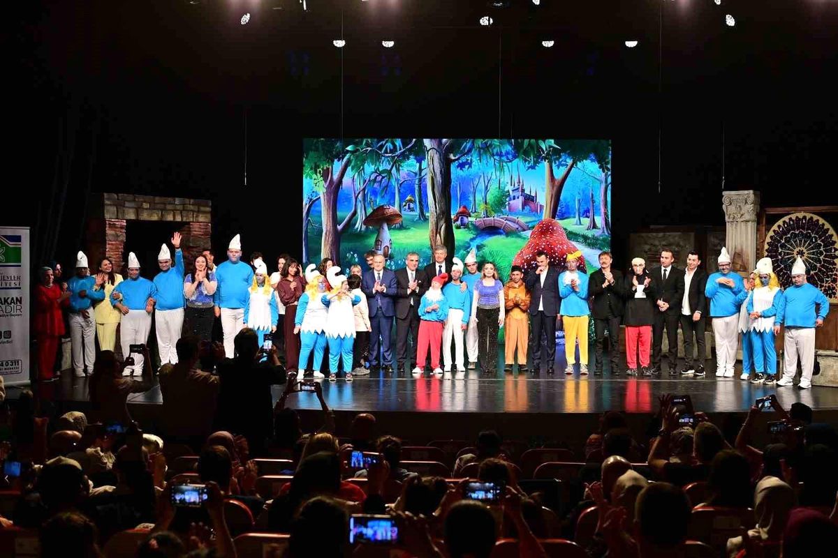 Bahçelievler Belediyesi\'nce Engelliler Haftası çerçevesinde "Şirinler" tiyatro oyunu sahnelendi