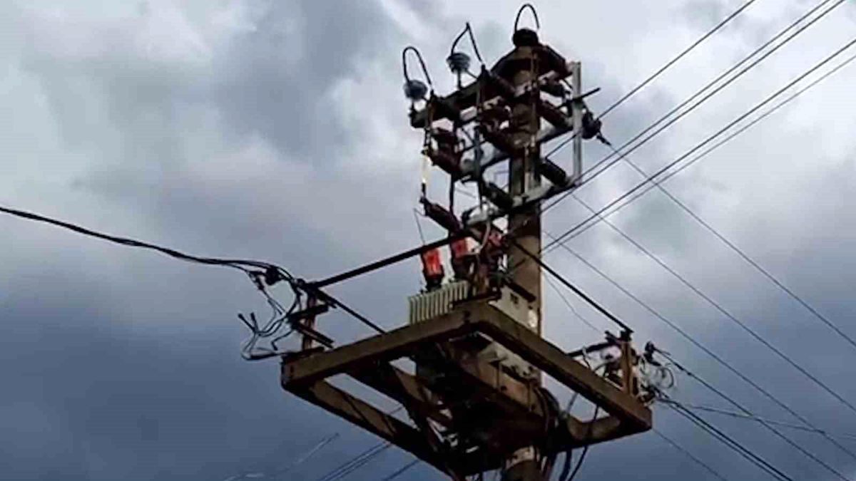 Bolu\'da Yıldırım Elektrik Direğine Düştü