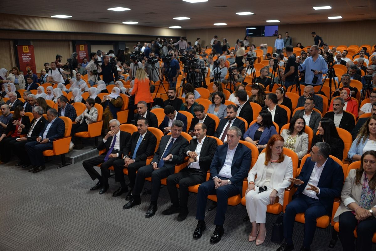 Diyarbakır\'da Barış ve Özgürlük Forumu Başladı
