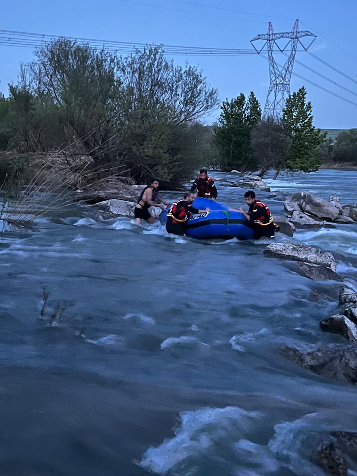 Dicle Nehri\'nde Mahsur Kalan Genç Kurtarıldı