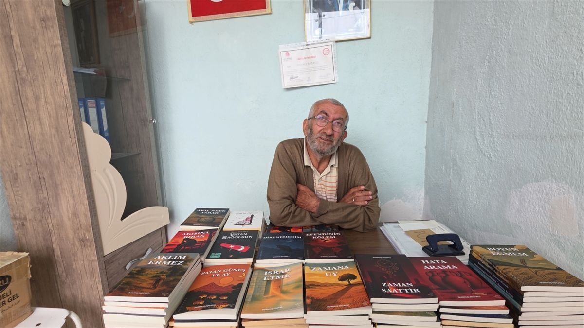 Emekli İmam Kitap Gelirini Öğrencilere Burs Olarak Veriyor