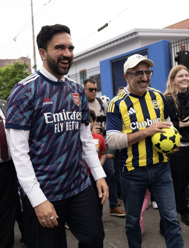 Hamdi Ulukaya Fenerbahçe forması giydi, New York sokaklarında top oynadı