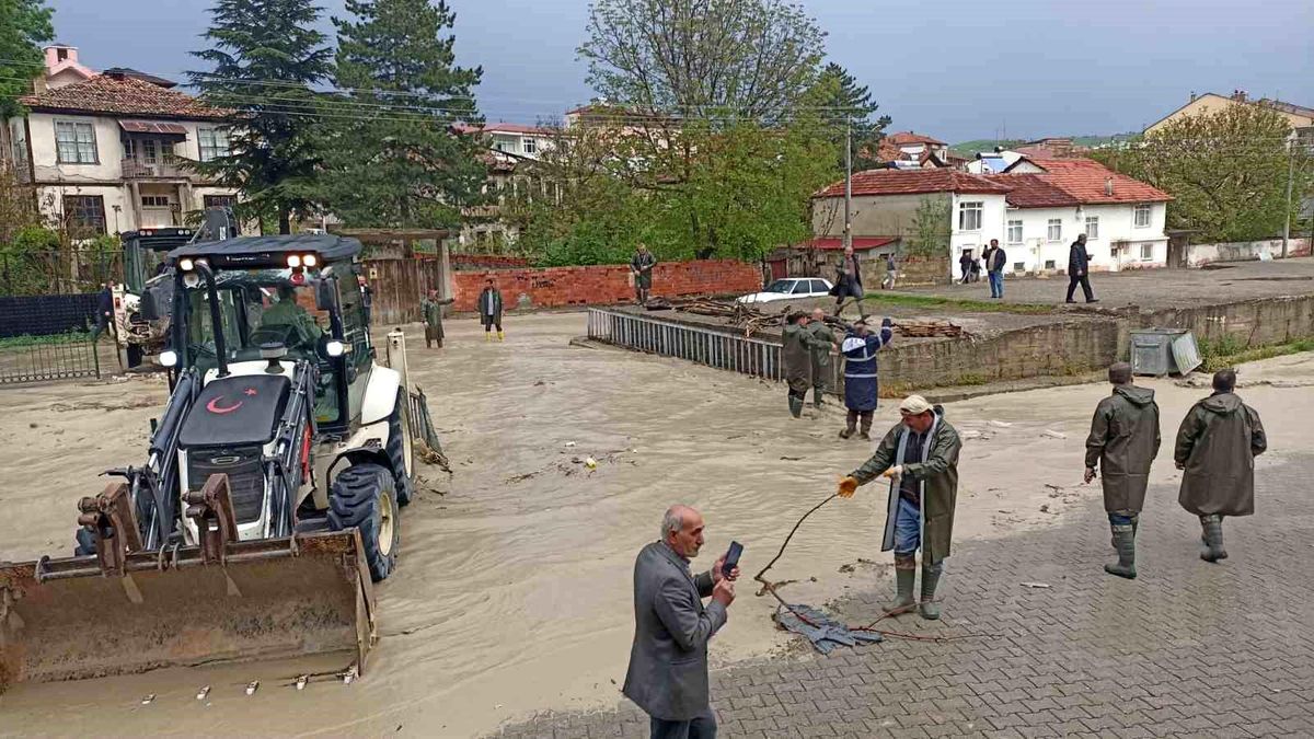 Havza\'da kuvvetli sağanak etkili oldu, dere taştı