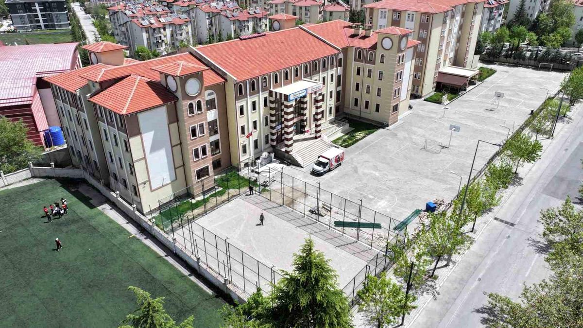 Isparta Belediyesi, 3 okula halı saha ve 1 okula kapalı spor salonu kazandırıyor