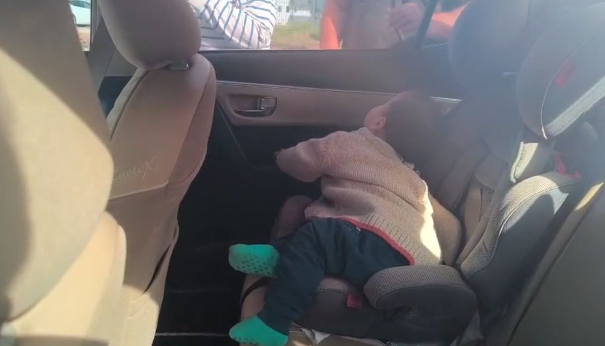 Kilitli Otomobilde Mahsur Kalan Bebek Kurtarıldı