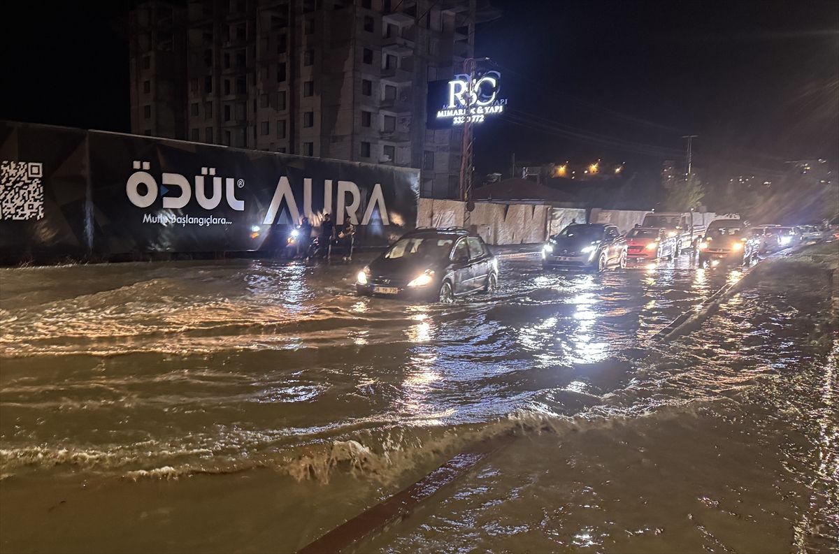 Kayseri\'de Sağanak Yağış Hayatı Olumsuz Etkiledi