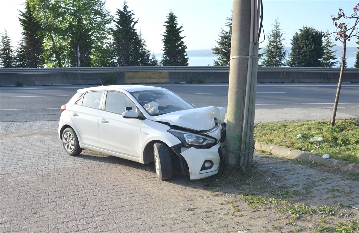 Karamürsel\'de Elektrik Direğine Çarpan Otomobilde 3 Yaralı
