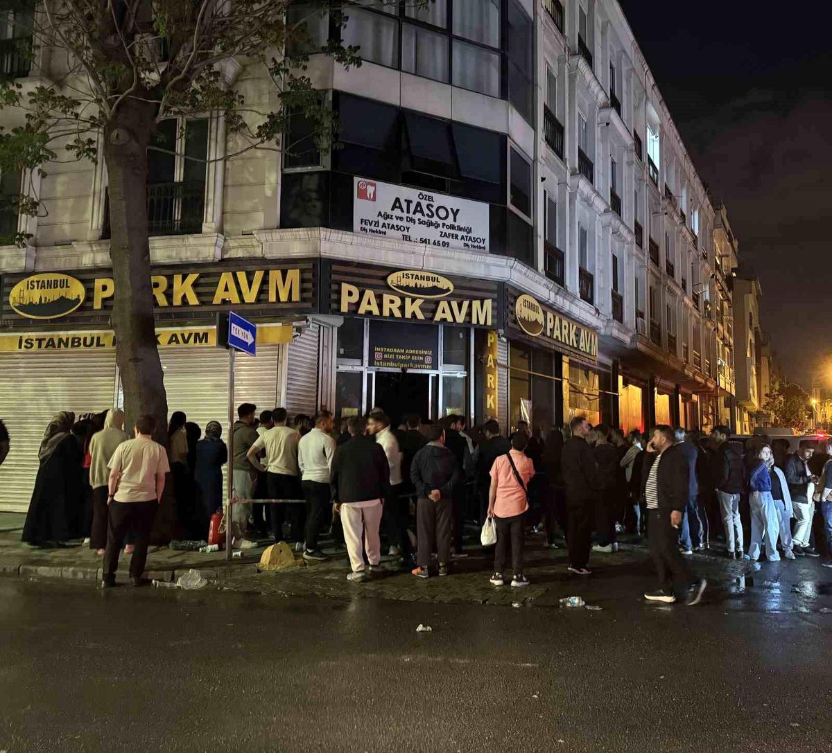 Küçükçekmece\'de İş Yerinde Yangın: 3 Yaralı