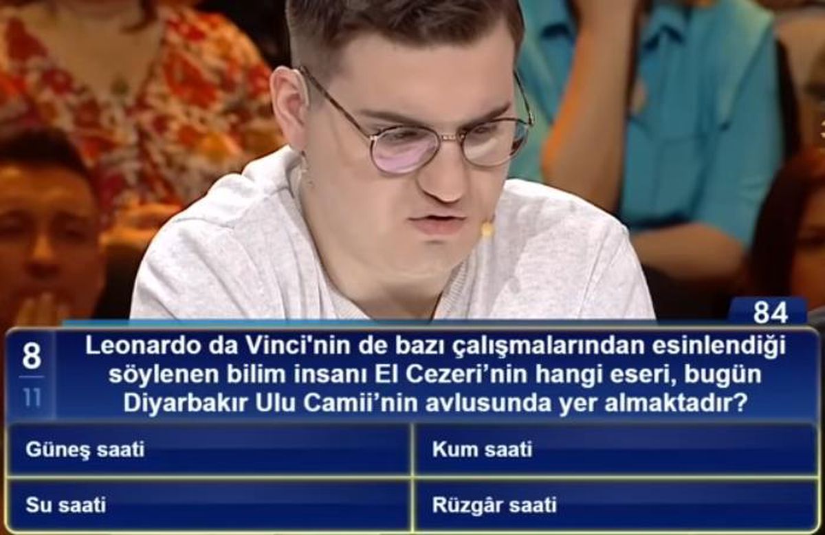 Leonardo da Vinci\'nin de bazı çalışmalarından esinlendiği söylenen bilim insanı El Cezeri\'nin hangi eseri, bugün Diyarbakır Ulu Camii\'nin avlusunda ye