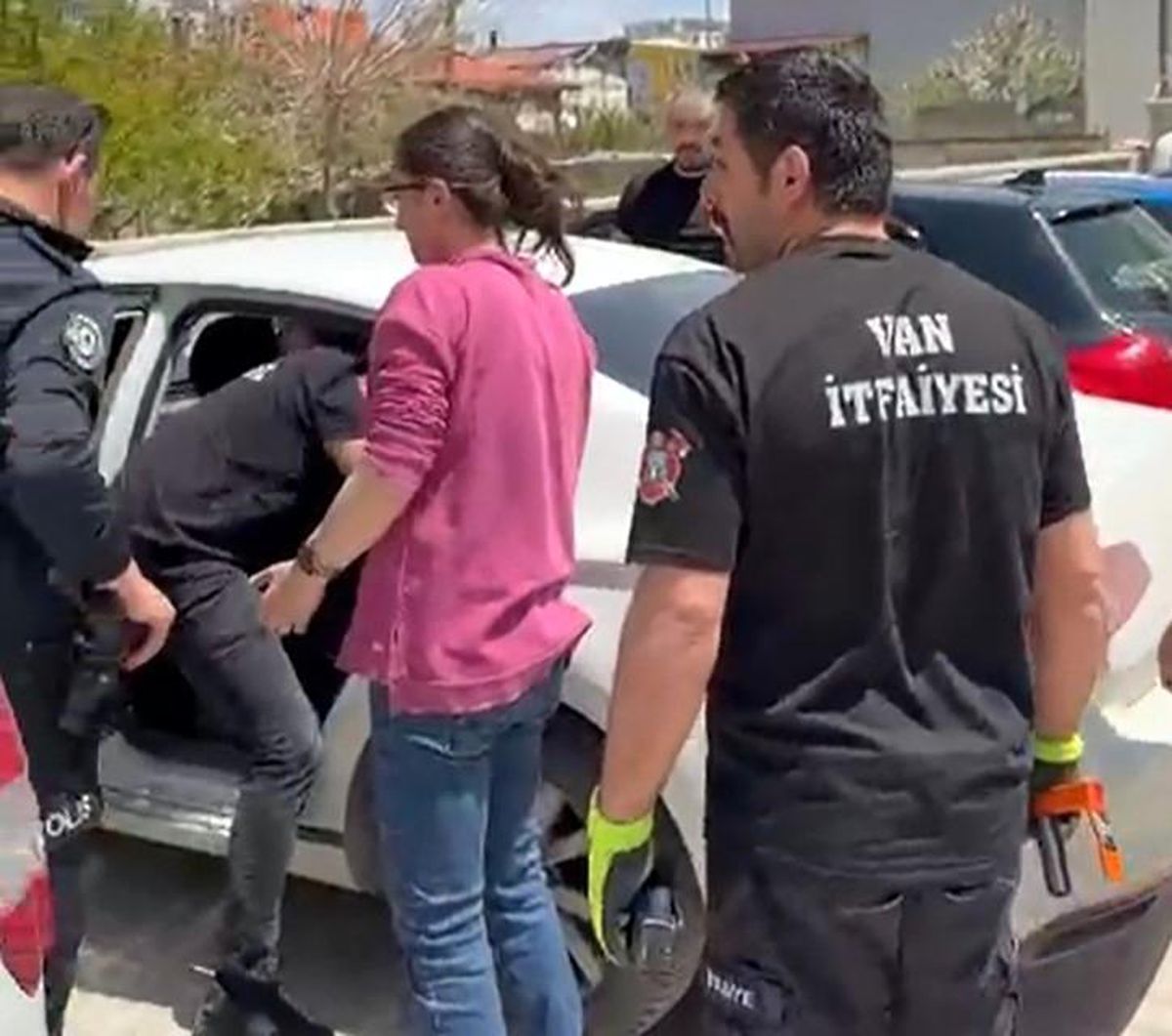 Van\'da Kilitli Araçtaki Çocuk Kurtarıldı