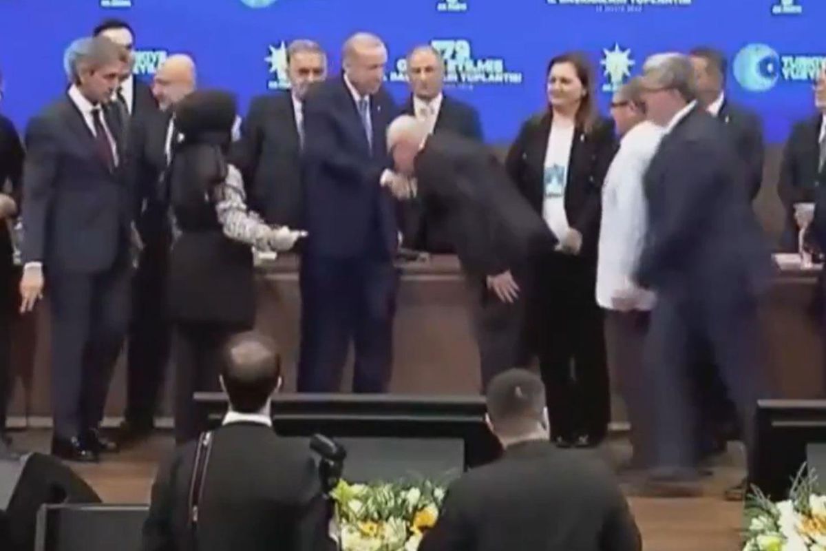 Rozeti taktı, Cumhurbaşkanı Erdoğan\'ın elini öptü