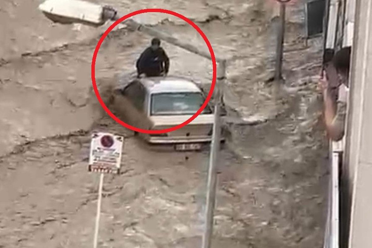 Havza\'da sel sularına kapılan genç, aracın üzerinde hayata tutundu