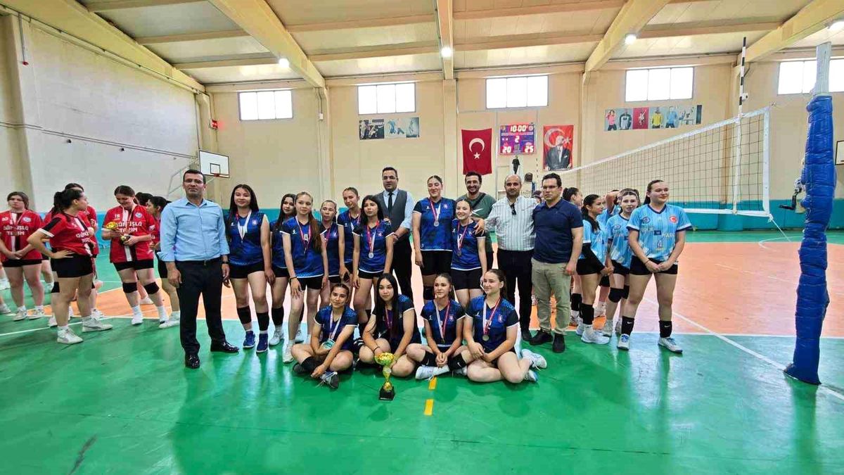 Sarıgöl\'de Liseler Arası Voleybol Turnuvası Heyecanı