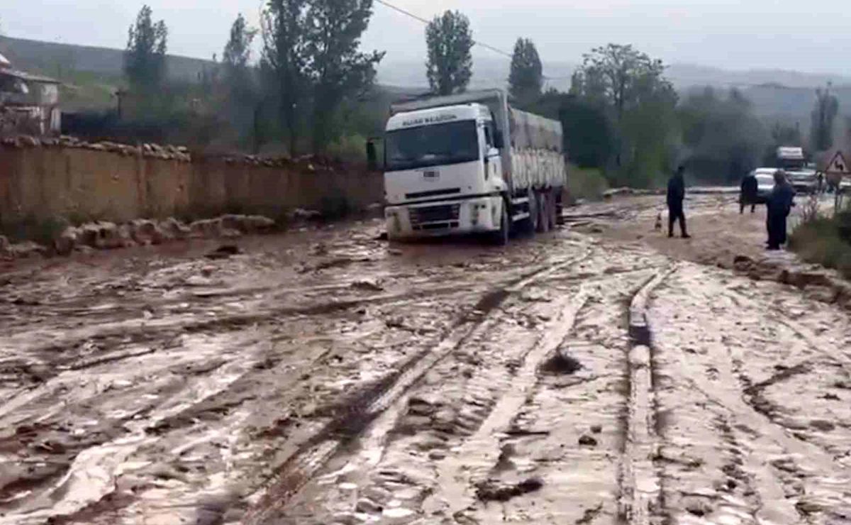 Sungurlu\'da Taşan Dere Ulaşımı Aksattı
