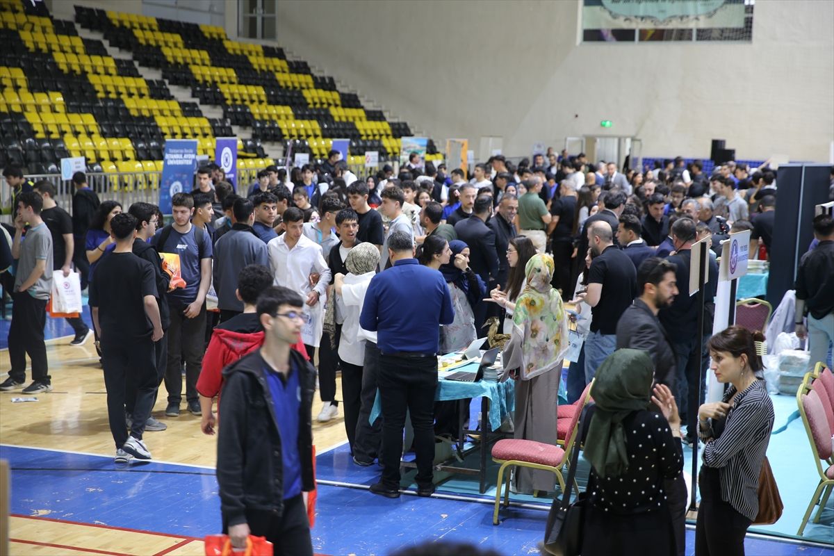 Siirt\'te Üniversite Tanıtım Fuarı Düzenlendi