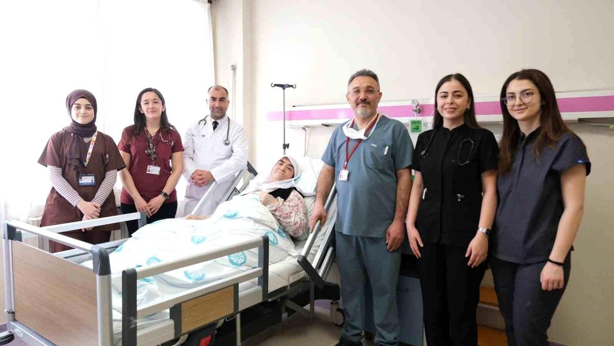 77 Yaşındaki Kadına Başarılı Tümör Ameliyatı