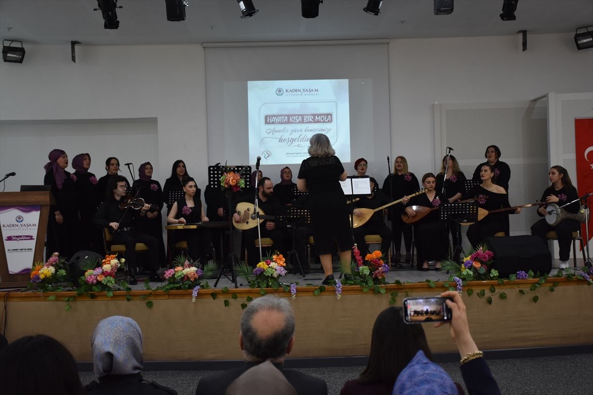 Özel Gereksinimli Anneler Korosu Anneler Günü\'nde Sahne Aldı