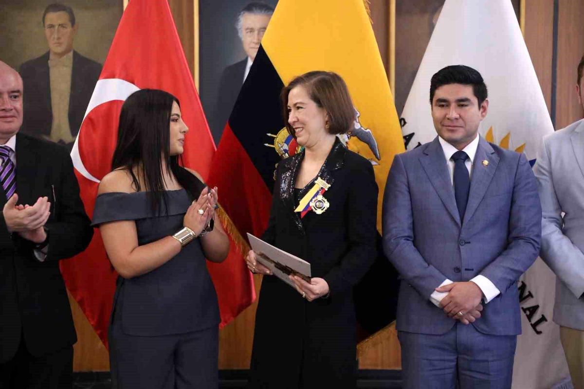 Başak Yalçın\'a Ekvador Nişanı