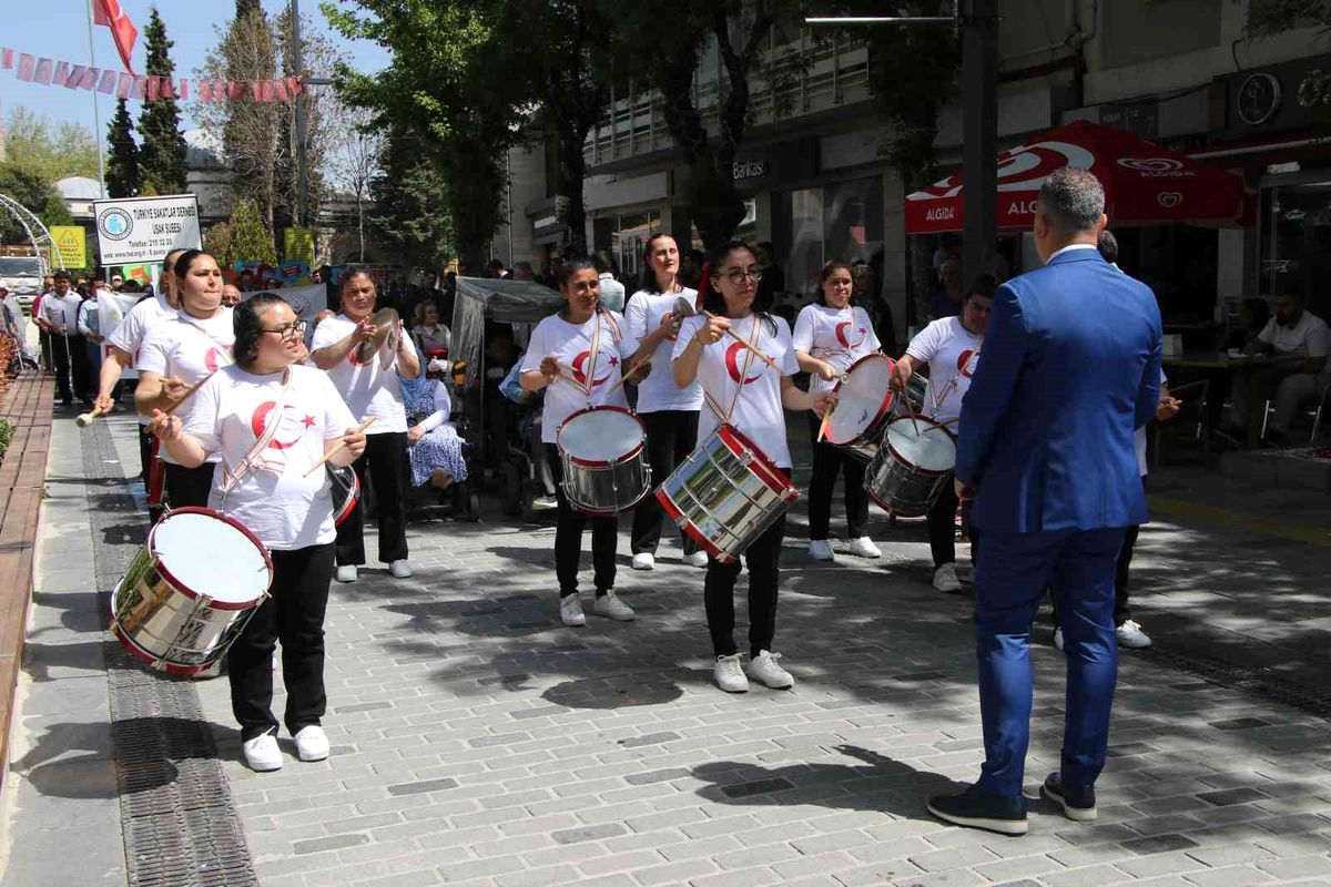 Uşak\'ta engellilere farkındalık yürüyüşü gerçekleştirildi