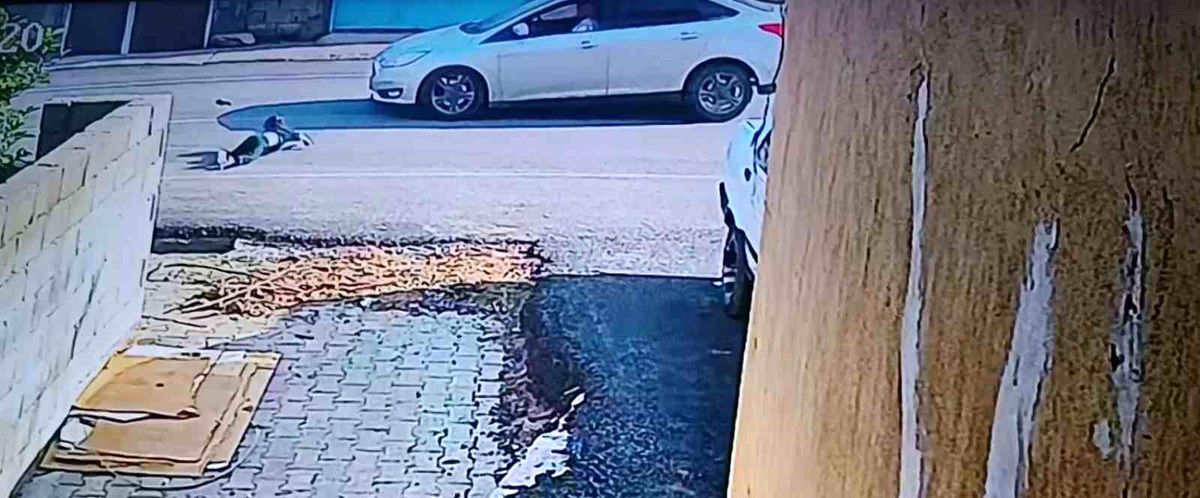 Yola fırlayan çocuk otomobilin çarpmasıyla metrelerce savruldu: O anlar kamerada