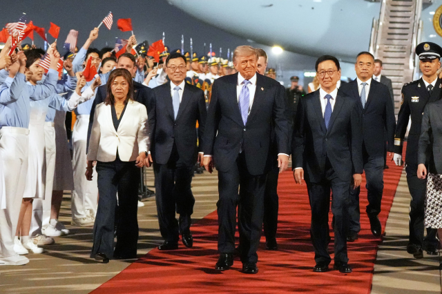 8,5 yıl sonra Çin'e ayak basan Trump, karşılama törenini görünce şaşırdı